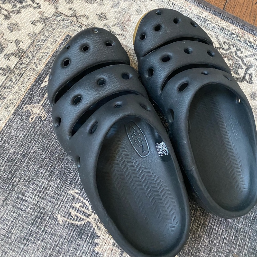 KEEN Men's Yogui Black Slip-on Clog EUC- Size 10